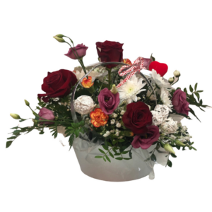 Centro de flores con rosas, margaritas, claveles en cesta
